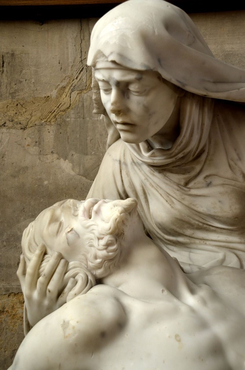 La Virgen María sufriendo