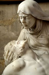 La Virgen María sufriendo