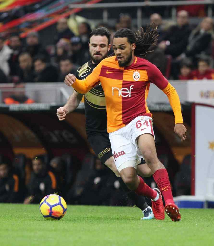 Jason Denayer jugando con el Galatasaray